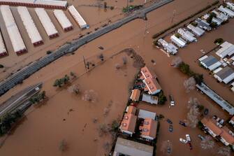 epa10399307 Properties along Beer Creek were flooded after another wave of storms in Merced, California, USA, 10 January 2023. California Governor Gavin Newsom proclaimed a state of emergency due to the winter storms. Many California counties are under flood warnings.  EPA/LIPO CHING