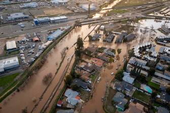 USA CALIFORNIA STORMS epa10399293 Properties along Beer Creek were flooded after another wave of storms in Merced, California, USA, 10 January 2023. California Governor Gavin Newsom proclaimed a state of emergency due to the winter storms. Many California counties are under flood warnings. EPA/LIPO CHING