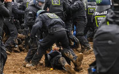Germania, scontri tra ecoattivisti e polizia alla miniera Luetzerath