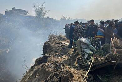 Nepal, precipita aereo con 72 persone a bordo: decine di morti