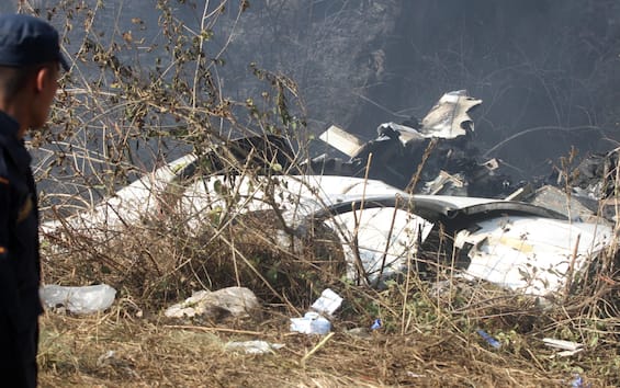 Plane crash Nepal, official: hopes of finding no survivors.  Found black box