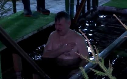 Epifania ortodossa, bagno in acqua ghiacciata a Mosca