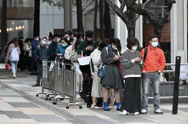 **CHINESE MAINLAND, HONG KONG, MACAU AND TAIWAN OUT** People line up to wait for nucleic acid testing outside of New Town Plaza in Sha Tin District, Hong Kong, China, 19 January, 2023., Hong Kong, China, 19 January, 2023. (Photo by ChinaImages/Sipa USA)