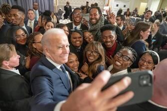 Al giro di boa del suo secondo anno alla Casa Bianca, il presidente Joe Biden resta ai minimi di consenso nei sondaggi
