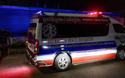 Thailandia, minivan esce fuori strada: 11 morti tra cui 2 bambini