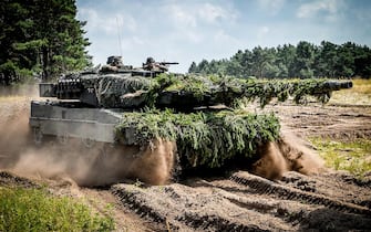 epa10427182 (FILE) - Soldiers of the German Bundeswehr practice with a 'Leopard 2 A6' battle tank in a combat exercise of the armoured brigade 21 'Lipperland', at the military training area of the General Field Marshal Rommel barracks in Augustdorf, Germany, 11 August 2021 (reissued 24 January 2023). German Chancellor Olaf Scholz has decided to send Leopard 2 tanks to Ukraine and allow other countries such as Poland to do so while the US may supply Abrams tanks, German media has reported 24 January 2023.  EPA/SASCHA STEINBACH *** Local Caption *** 57112383