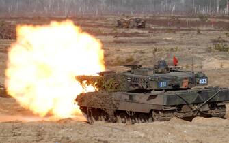 epa10427172 (FILE) - German soldiers of the NATO Extended Presence Battlegroup with their 'Leopard 2' battle tank participiate in the military exercise Crystal Arrow 2021 in Adazi Militari base, Latvia, 26 March 2021 (reissued 24 January 2023). German Chancellor Olaf Scholz has decided to send Leopard 2 tanks to Ukraine and allow other countries such as Poland to do so while the US may supply Abrams tanks, German media has reported 24 January 2023.  EPA/VALDA KALNINA *** Local Caption *** 56789523