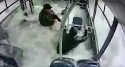 Turchia, bus finisce nel lago: panico tra i passeggeri. VIDEO