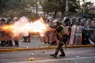 PERU CRISIS epa10437159 Members of the Police clash with demonstrators during a new day of anti-government protests demanding the resignation of President Dina Boluarte, among other demands, in Lima, Peru, 28 January 2023. The protesters, who have been summoned by social, peasant, union and political organizations, demand the resignation of Boluarte and the closure of Congress, as well as the calling of general elections for this year and a constituent assembly. EPA/Antonio Melgarejo
