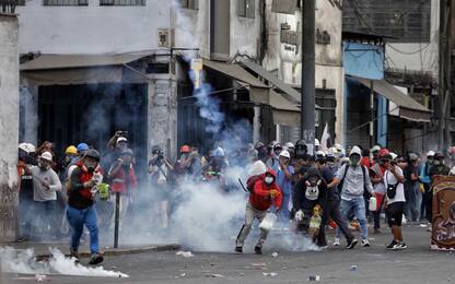 Perù, nuovi scontri a Lima tra polizia e manifestanti: un morto. FOTO