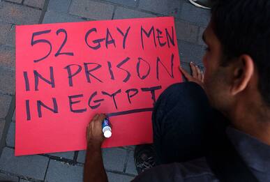 Egitto, Bbc: "La polizia adesca persone gay nelle chat per arrestarli"
