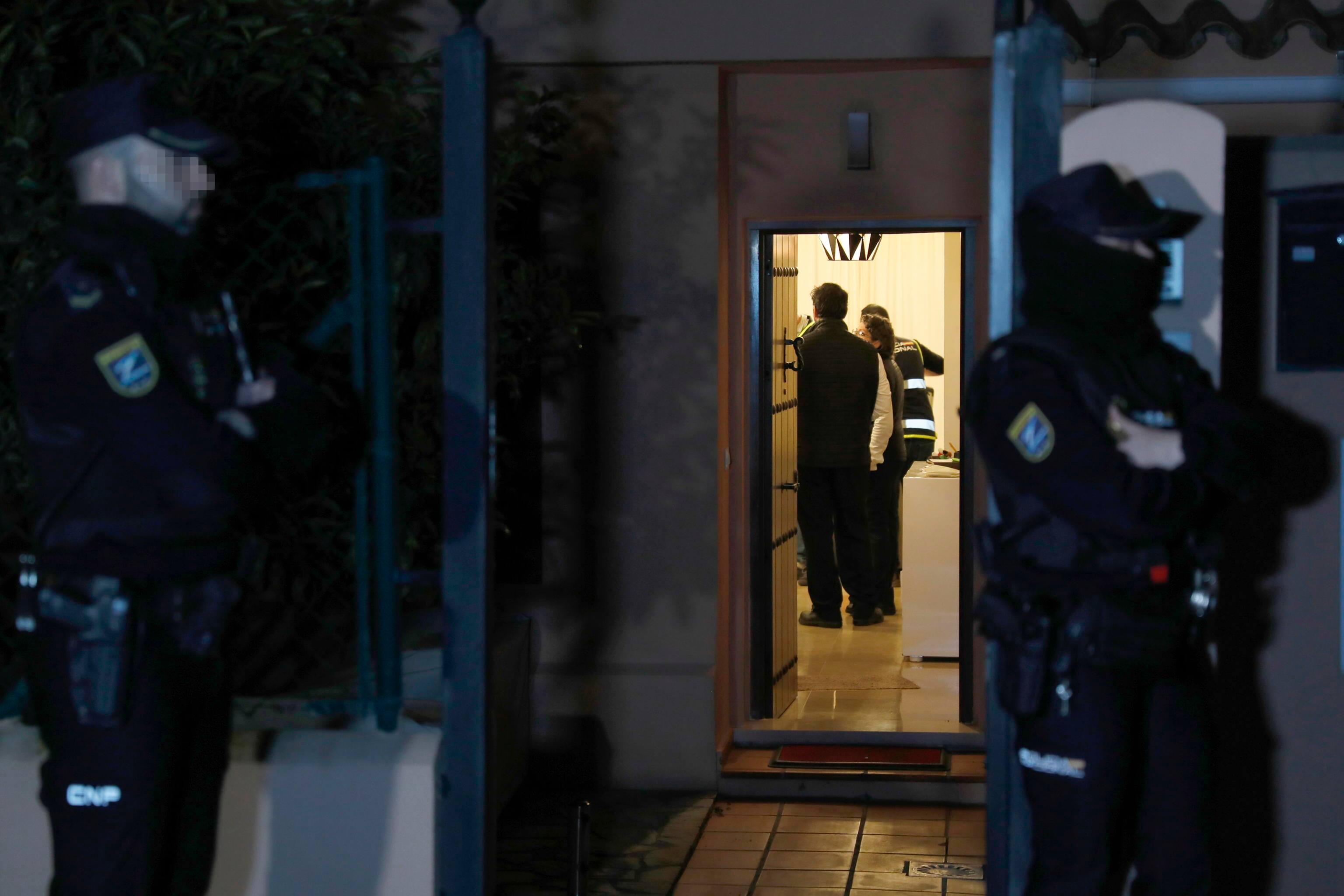 La polizia spagnola nella casa dove è stata trovata morta la coppia a La Linea de la Concepcion