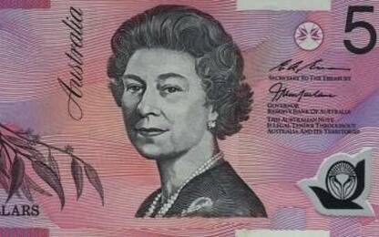 Australia, via la regina Elisabetta dalle banconote da 5 dollari