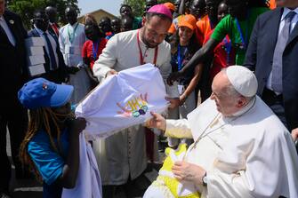 Il popolo accoglie papa Francesco in Sud Sudan A handout picture provided by the Vatican Media shows Pope Francis meets bishops at the Episcopal Conference of the Democratic Republic of the Congo (CENCO) in Kinshasa, Democratic Republic of Congo (DRC), 03 February 2023. Pope Francis is on a six-day trip to Africa that will also include South Sudan.
ANSA/ VATICAN MEDIA +++ ANSA PROVIDES ACCESS TO THIS HANDOUT PHOTO TO BE USED SOLELY TO ILLUSTRATE NEWS REPORTING OR COMMENTARY ON THE FACTS OR EVENTS DEPICTED IN THIS IMAGE; NO ARCHIVING; NO LICENSING +++ (NPK)