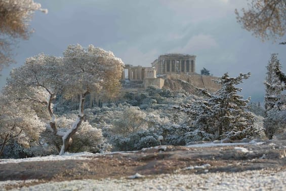Κακοκαιρία στην Ελλάδα, χιόνια στον Παρθενώνα και την Ακρόπολη Αθηνών.  φωτογραφία