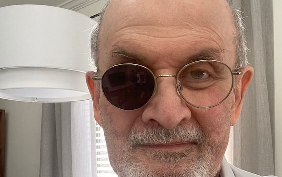 Salman Rushdie, first interview and photos after the attack in which he was injured in the eye