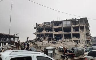  According to initial estimates, there are 230 dead in Syria.In the earthquake that happened at 4.16 am in Turkey, houses in Syria were destroyed.An earthquake with a magnitude of 7.8 occurred in the Pazarcık district of Kahramanmaraş. The earthquake was felt in many provinces, especially in Gaziantep, Sivas, Hatay, Şanlıurfa, Mersin, Samsun and Trabzon.-
Turkey has issued a level 4 alarm. The alarm also contains the International help code.
There are many dead and injured. There were 66 aftershocks, the largest of which was 6.6.
