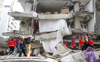 DIYARBAKIR, TURKIYE - FEBRUARY 06: A view of debris as rescue workers conduct search and rescue operations on a collapsed building after the 7.4 magnitude earthquake hits Diyarbakir, Turkiye on February 06, 2023. (Photo by Omer Yasin Ergin/Anadolu Agency via Getty Images)