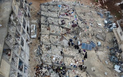 Terremoto Turchia, in Siria si scavano fosse comuni per vittime sisma