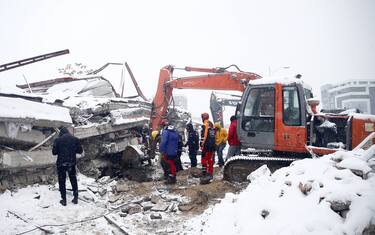 MALATYA, TUKIYE - FEBRUARY 07: Search and rescue efforts continue on 4-storey-building where 2 sisters Dilek (23) and Irem (19) Hanci, rescued from the rubble, after 7.7 and 7.6 magnitude as the earthquakes hit Malatya, Turkiye on February 07, 2023. Early Monday morning, a strong 7.7 earthquake, centered in the Pazarcik district, jolted Kahramanmaras and strongly shook several provinces, including Gaziantep, Sanliurfa, Diyarbakir, Adana, Adiyaman, Malatya, Osmaniye, Hatay, and Kilis. Later, at 13.24 p.m. (1024GMT), a 7.6 magnitude quake centered in Kahramanmaras' Elbistan district struck the region. Turkiye declared 7 days of national mourning after deadly earthquakes in southern provinces. (Photo by Sercan Kucuksahin/Anadolu Agency via Getty Images)