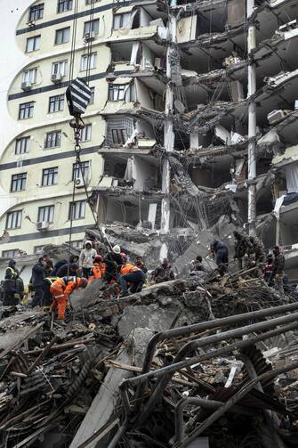 TURKEY EARTHQUAKE epa10451243 epa10451116 Emergency personnel search for victims at the site of a collapsed building after an earthquake in Diyarbakir, southeast of Turkey, 06 February 2023. According to the US Geological Service, an earthquake with a preliminary magnitude of 7.8 struck southern Turkey close to the Syrian border. The earthquake caused buildings to collapse and sent shockwaves over northwest Syria, Cyprus, and Lebanon. Hundreds of people have died and more than seven thousand have been injured in Turkey, according to AFAD, Turkish Disaster and Emergency Management Presidency. EPA/REFIK TEKIN EPA-EFE/REFIK TEKIN
