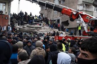 epa10450634 Emergency personnel search for victims at the site of a collapsed building after an earthquake in Diyarbakir, southeast of Turkey, 06 February 2023. According to the US Geological Service, an earthquake with a preliminary magnitude of 7.8 struck southern Turkey close to the Syrian border. The earthquake caused buildings to collapse and sent shockwaves over northwest Syria, Cyprus, and Lebanon. At least 912 people were confirmed dead and more than 5,000 have been injured in Turkey, the Turkish president said.  EPA/REFIK TEKIN