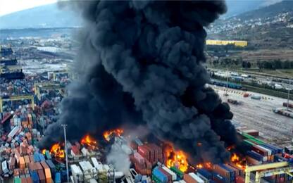 Terremoto Turchia, grosso incendio nel porto di Iskenderun. VIDEO