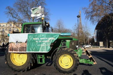 Francia, protestano gli agricoltori: centinaia di trattori su Parigi