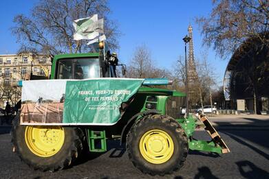 Francia, protestano gli agricoltori: centinaia di trattori su Parigi