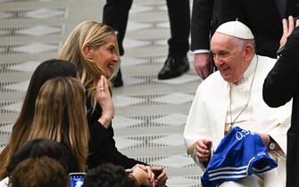 Pope Francis' Regina Coeli prayer Pope Francis receives a football jersey from Cathryn White Cooper and the daughters, widow of Gianluca Vialli, football player who recently died, during his weekly general audience in Paolo VI hall, Vatican, 8 February 2023.
ANSA/MAURIZIO BRAMBATTI