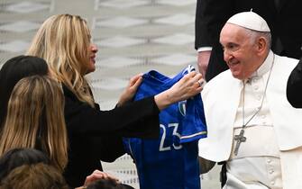 Pope Francis receives a football jersey from Cathryn White Cooper and the daughters, widow of Gianluca Vialli, football player who recently died, during his weekly general audience in Paolo VI hall, Vatican, 8 February 2023.ANSA/MAURIZIO BRAMBATTI