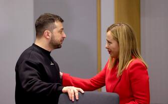 BELGIUM EU UKRAINE epa10457037 Ukrainian President Volodymyr Zelenskiy speaks with Italy's Prime Minister Giorgia Meloni during a bilateral meeting with EU leaders, part of the European leaders summit in Brussels, Belgium, 09 February 2023. EU leaders will meet in Brussels on 09 and 10 February for a summit to discuss Russia's invasion of Ukraine, the EU's economy and competitiveness, and its migration policy. EPA/JOHANNA GERON / POOL