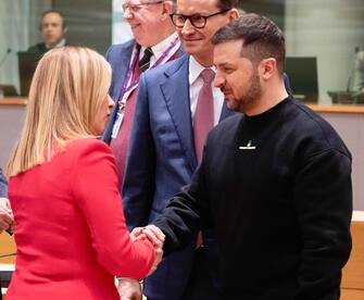 Brussels, handshake and hug between Meloni and Zelensky