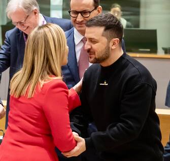 Handshake and a warm embrace between Prime Minister Giorgia Meloni and Ukrainian President Volodymyr Zelensky, on the sidelines of the photo-op with the 27 and the heads of the European institutions at the Europa Building.  It is the first time that Meloni and Zelensky have seen each other in person.  After the plenary session of the European Council with the Ukrainian guest, it will then be the turn of bilateral agreements, including the one between the Italian head of government and Zelensky, 9 February 2023. ANSA/FILIPPO ATTILI/US PALAZZO CHIGI +++ NO SALES, EDITORIAL USE ONLY +++ NPK +++