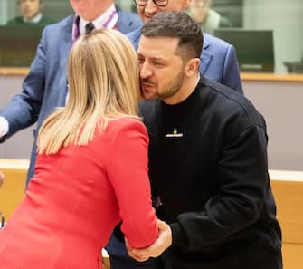 Handshake and a warm embrace between Prime Minister Giorgia Meloni and Ukrainian President Volodymyr Zelensky, on the sidelines of the photo-op with the 27 and the heads of the European institutions at the Europa Building.  It is the first time that Meloni and Zelensky have seen each other in person.  After the plenary session of the European Council with the Ukrainian guest, it will then be the turn of bilateral agreements, including the one between the Italian head of government and Zelensky, 9 February 2023. ANSA/FILIPPO ATTILI/US PALAZZO CHIGI +++ NO SALES, EDITORIAL USE ONLY +++ NPK +++