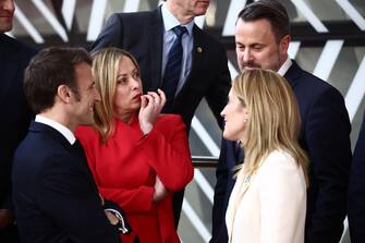 epa10456455 (LR) France's President Emmanuel Macron, Italy's Prime Minister Giorgia Meloni, Luxembourg's Prime Minister Xavier Bettel and President of the European Parliament Roberta Metsola gather for a family picture with other EU leaders, ahead of a special meeting of the European Council in Brussels, Belgium, 09 February 2023. EU leaders will meet in Brussels on 09 and 10 February for a summit to discuss Russia's invasion of Ukraine, the EU's economy and competitiveness, and its migration policy.  EPA/STEPHANIE LECOCQ