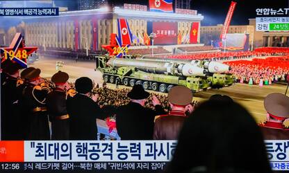 Corea del Nord, nuove minacce da Kim Jong-un: parata con 17 missili