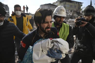 Terremoto Turchia, i bimbi che per miracolo si sono salvati dal sisma