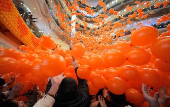 1465960796 YANTAI, CHINA - FEBRUARY 14: Balloons fall on the customers during a Valentine's Day celebration at Joy City shopping mall on February 14, 2023 in Yantai, Shandong Province of China. (Photo by Tang Ke/VCG via Getty Images)