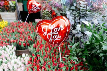 epa10466576 A view of flowers as gift for Valentine's Day in a bazaar in Warsaw, Poland, 14 February 2023. Valentine's Day, celebrated all over the world on 14 February, is the day dedicated to express love. EPA/Albert Zawada POLAND OUT
