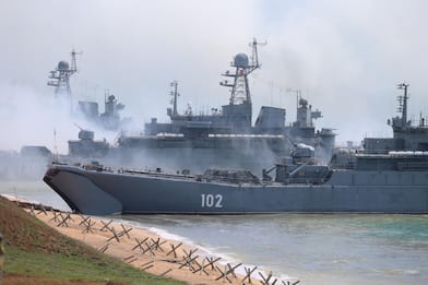 Ucraina, a fuoco nave russa a Kaliningrad. Droni su Zaporizhzhia