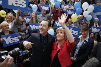 epa04391198 Hollywood star, Scotsman, Alan Cumming (C-L) joins with Scotland's Deputy First Minister Nicola Sturgeon (C-R) to campaign for the yes vote in Glasgow, Scotland, 08 September 2014. Scotland will hold an independence referendum on 18 September 2014.  EPA/STRINGER