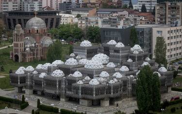 Pristina, Kosovo - 02 DE MAIO: A inacabada Igreja Ortodoxa Sérvia de Cristo Redentor é vista atrás da Biblioteca Nacional do Kosovo em 2 de maio de 2019 em Pristina, Kosovo.  A última cimeira apoiada pela UE não conseguiu reiniciar as negociações entre os líderes do Kosovo e da Sérvia sobre uma solução final para a soberania do Kosovo.  Em conversas anteriores, os chefes de estado dos dois países indicaram sua abertura a uma troca de terras, que poderia resultar na anexação de áreas de maioria sérvia ao norte do rio Ibar à Sérvia.  Na cidade de Mitrovica, no norte, o rio Ibar divide a cidade, com os sérvios dominando o norte e os albaneses dominando o sul.  Em troca de ceder áreas acima de Eibar, Kosovo assumiria a região de maioria albanesa no vale de Presevo, no sul da Sérvia.  Muitos líderes políticos em Kosovo e em toda a Europa se opõem veementemente à partição étnica e trocas de terras, temendo que a mudança de fronteiras possa desencadear um conflito que matou milhares de pessoas de 1998 a 1999. Durante o conflito, as forças sérvias iniciaram uma campanha de limpeza étnica deixando quase um milhão Principalmente albaneses muçulmanos do Kosovo para deixar suas casas.  Depois que as soluções diplomáticas falharam, a OTAN interveio com uma campanha de bombardeio de 78 dias liderada pelos EUA para forçar a retirada das forças sérvias.  Após nove anos sob controle da ONU, Kosovo declarou sua independência da Sérvia em 2008. Desde a declaração, Kosovo foi reconhecido por 111 dos 193 estados membros da ONU.  Sérvia, Rússia, China e cinco países da UE ainda não o reconhecem, deixando o país no limbo.  (Foto de Chris McGrath/Getty Images)