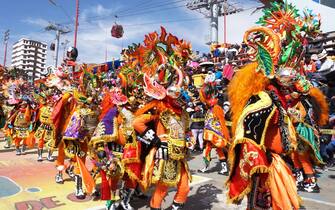 epa10476173 Members of a troupe perform during a carnival parade in Oruro, Bolivia, 18 February 2023.  EPA/Javier Mamani