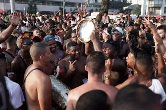 epa10478915 People take part in the 'Sympathy and quase love' during Carnival Sunday on Ipanema beach, in Rio de Janeiro, Brazil, 19 February 2023.  EPA/Antonio Lacerda