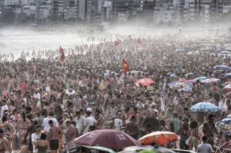 epa10478914 People take part in the 'Sympathy and quase love' during Carnival Sunday on Ipanema beach, in Rio de Janeiro, Brazil, 19 February 2023.  EPA/Antonio Lacerda
