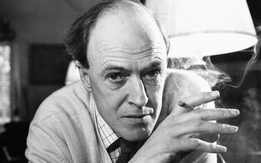 The bestselling children's writer Roald Dahl (1916-1990) whose stories include Charlie and the Chocolate Factory and James and the Giant Peach, 1971. (Photo by © Hulton-Deutsch Collection/CORBIS/Corbis via Getty Images)