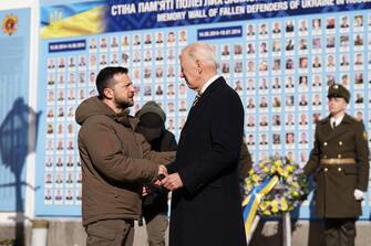TOPSHOT - US President Joe Biden (R) is greeted by Ukrainian President Volodymyr Zelensky (L) during a visit in Kyiv on February 20, 2023. - US President Joe Biden made a surprise trip to Kyiv on February 20, 2023, ahead of the first anniversary of Russia's invasion of Ukraine, AFP journalists saw. Biden met Ukrainian President Volodymyr Zelensky in the Ukrainian capital on his first visit to the country since the start of the conflict. (Photo by Dimitar DILKOFF / AFP)