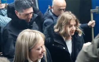 (fotogramma da video) La premier Giorgia Meloni, scende dal treno a bordo del quale è giunta a Kiev, 21 febbraio 2023.
ANSA/Silvia Gasparetto