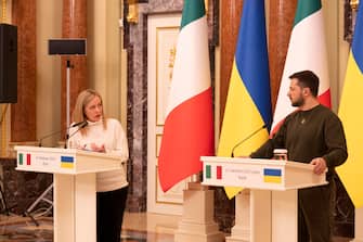 In una foto dall'ufficio stampa la premier Giorgia Meloni, e il presidente dell'Ucraina Volodymyr Zelensky alla conferenza stampa organizzata al termine delll'incontro che si è svolto a Kiev, 21 febbraio 2023. ANSA +++ HO NO SALES - DITORIAL USE ONLY +++